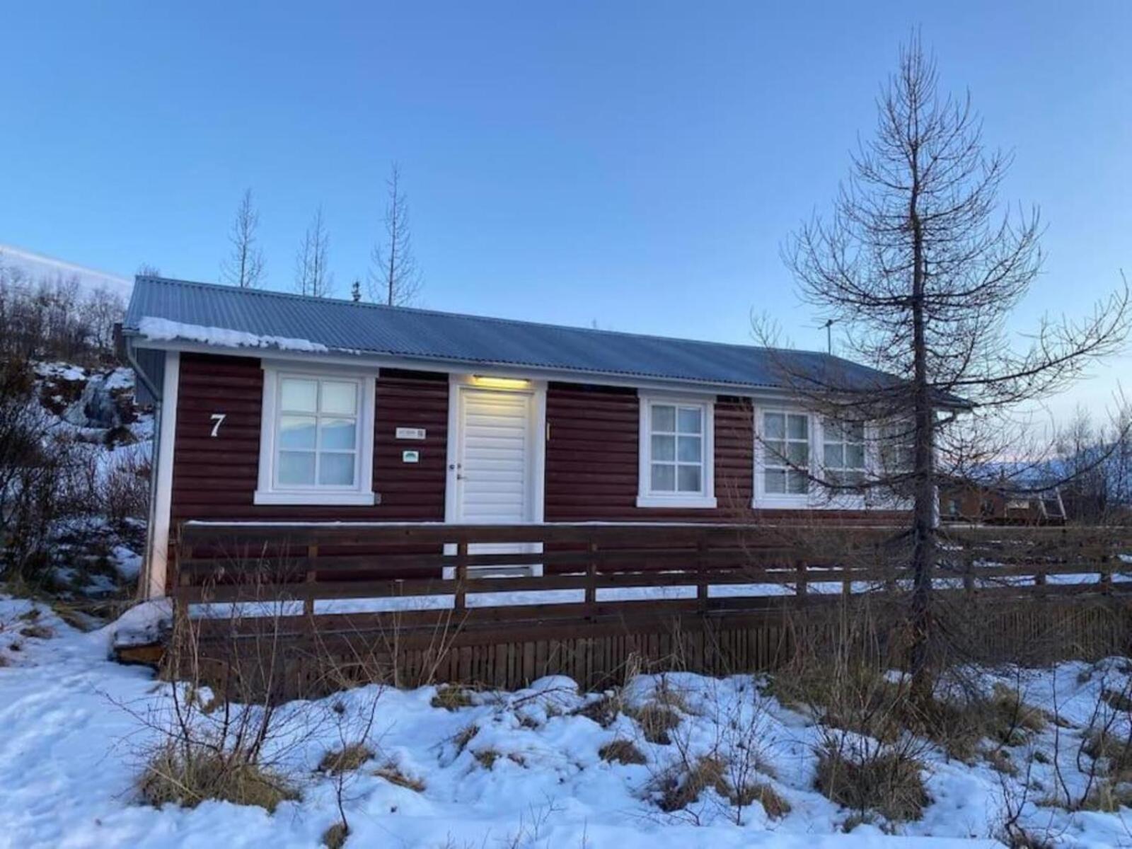 Cozy 2 Bedroom Cottage With Hot Tub Akureyri Exterior foto